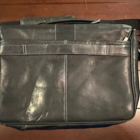 Kenneth Cole Reaction black leather laptop bag. - Picture 2 of 7